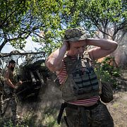 Ukrainska soldater nära Bachmut.  Evgeniy Maloletka / AP