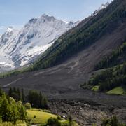 Stora delar av den schweiziska alpbyn Blatten begravdes av den kollapsade glaciären.