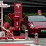 Arkivbild: En Tesla på en laddstation i Peking. 