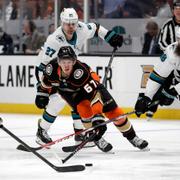  Rickard Rakell omringad av San Jose-spelare. 