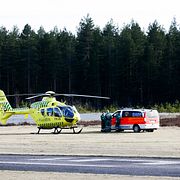 Ambulansfordon parkerade på Jamijarvi-flygfältet i sydvästra Finland.