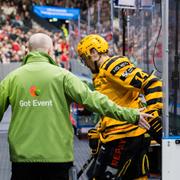 Andreas Johnson lämnar isen efter matchstraffet.