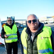 Strejkvakter Thomas Ibrahimsson och Lennart Forsgren vaktar utanför Teslas anläggning i Huddinge. Strejken har pågått i ett år.