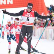 Dario Cologna går över mållingjen i Seefeld. 