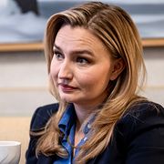 Ebba Busch med en kopp. Arkivbild.