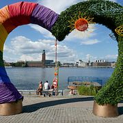 Ett hjärta i regnbågsfärger vid Söder Mälarstrand i Stockholm.