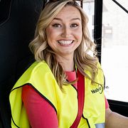 Ebba Busch besöker Charlottendal bussdepå i Gustavsberg utanför Stockholm i samband med att sänkningen av busskortspriserna presenterades.