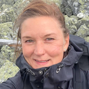 Bild på Helena samt en bild på blommor och ljus som lämnas utanför ambulanssjukvården i Region Gävleborg. 