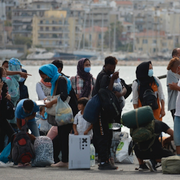 Stefan Löfven/Flyktingar på väg bort från Lesbos efter branden