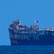 Fartyget BRP Sierra Madre, med fillippinsk flagga hissad, utanför Spratlyöarna.