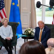 President Donald Trump talar till media när han träffar EU-kommissionens ordförande Ursula von der Leyen .