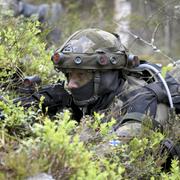 Soldat från Finland övar.