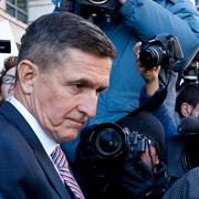 Michael Flynn lämnar rättssalen i dag.