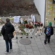 Ljus och blommor har lagts ner vid en gångtunnel i Fruängen efter att en av de två tonårspojkar som sköts i söndags har avlidit.