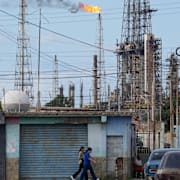 Flammor från facklor vid Amuay-raffinaderiet i Los Taques, Venezuela, den 14 januari 2026.