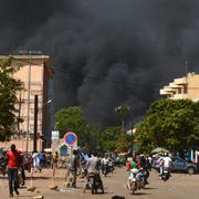 Svarta moln steg mot himlen efter att attackerna inletts i Ouagadougou på förmiddagen.