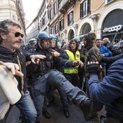 De traditionella italienska taxiförarnas demonstrationer mot Uber blev våldsmma tidigare i år. Här i Rom, 21 februari.