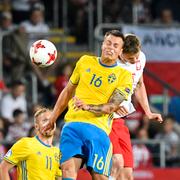 Sveriges Melker Hallberg (16) i nickduell med Polens Pawel Dawidowicz under måndagens U21-match i EM mellan Polen och Sverige på Arena Lublin.