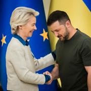 Arkivbild på EU-kommissionens ordförande Ursula von der Leyen och Ukrainas president Volodymyr Zelenskyj.