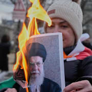 Bilder från London, Paris och Istanbul, där stora stöddemonstrationer anordnats på grund av protesterna i Iran. 
