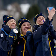 Målgången/ Linn Svahn, Jonna Sundling  och Maja Dahlqvist under medaljceremonin.