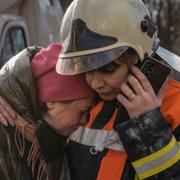 Invånare i Ukraina efter ett ryskt anfall 2022. 