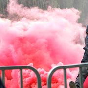 Motdemonstranter vid polisens avspärrningar i samband med demonstrationen