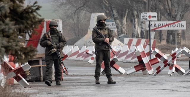 Ukrainska soldater vid en postering nära separationslinjen mot proryska rebeller i östra Ukraina. Andriy Dubchak / AP