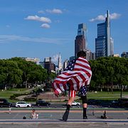 En pojke med en amerikansk flagga i samband med fotbolls-VM i USA.