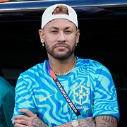 Neymar vid sidlinjen under mötet med Marocko.