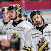 Besvikna AIK-spelare efter matchförlust mot Bik Karlskoga i direkkvalet till SHL. Bilden är från den 20 mars 2017.