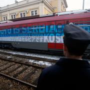 En järnvägsarbetare står vid tåget på en järnvägsstation i Belgrad