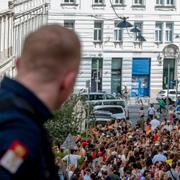 Österrikisk polis bevakar en folkmassa på torsdagen. 