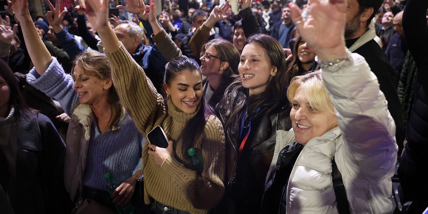 Människor i Belgrad firar valresultatet.