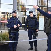 Polisen har larmats om en skottlossning vid Kungens kurva i Huddinge söder om Stockholm.