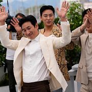 Lee Sun-kyun till vänster, tillsammans med skådespelarna Ju Ji-hoon och Kim Hee-won i maj.