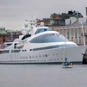 Yachten YAS, som ägs av den emiratiska kungligheten Hamdan bin Zayed bin Sultan Al-Nahyan, vid Amerikaskjulet i Göteborgs hamn.