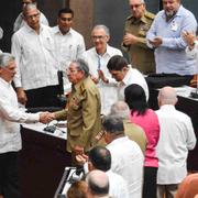 Miguel Diaz Canel skakar hand med Raul Castro under dagens möte