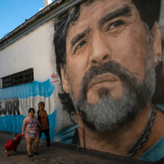 Neurokirurgen Leopoldo Luque var en av dem som behandlade Maradona / Väggmålning av Maradona i Buenos Aires.