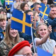 Svenska flaggor vajar på Skansen under nationaldagen 2024.