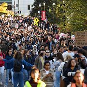 Protesterna fortsätter samtidigt som flera av de anklagade hävdar att sexet var frivilligt. ”Om du inte är arg är något fel”, sa en Cornellstudent till The New York Times.
