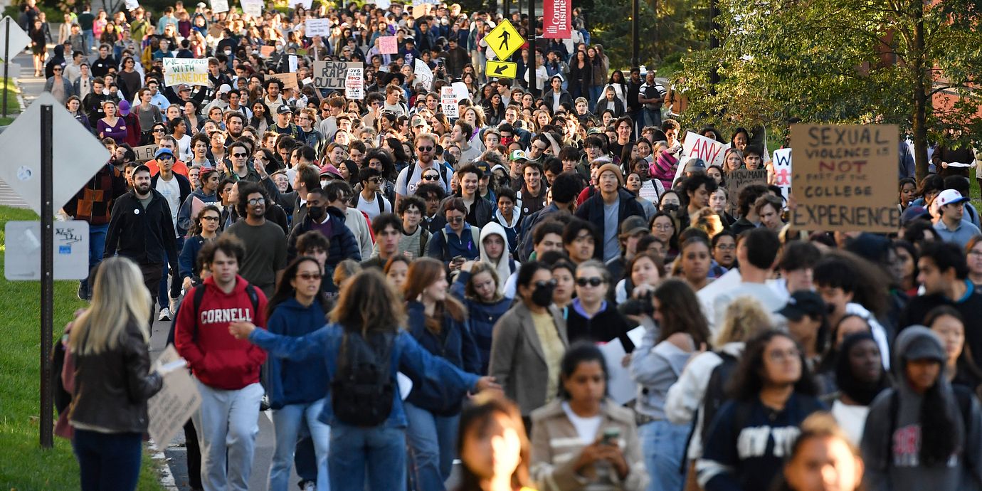 Protesterna fortsätter samtidigt som flera av de anklagade hävdar att sexet var frivilligt. ”Om du inte är arg är något fel”, sa en Cornellstudent till The New York Times.