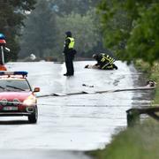 Släckningsarbete av den kraftiga brand som bröt ut i en lada i Föllinge under fredagen