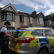 Polis utanför en fastighet i Ilford i östra London. 