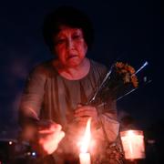 Kvinna tänder rökelse för offren i Hiroshima.