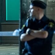 Polis och avspärrningar efter att en man i 50-årsåldern har skjutits i benet av polis vid polishuset i Helsingborg. 