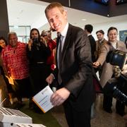 Nya Zeelands premiärminister Chris Hipkins röstar i Auckland.