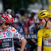 Tadej Pogacar i den gula ledartröjan och Jonas Vingegaard under förra årets Tour de France.