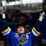 Vladimir Tarasenko efter Stanley Cup-segern i fjol.