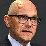 Arbetsmarknadsminister Johan Britz (L) och C-ledaren Elisabeth Thand Ringqvist.